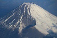写真３枚は、飛行機からの富士山、ベルギーのゲント市、魚を咥えたカワセミ