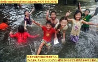画像シリーズ331「テンデアン通りで洪水の中で遊ぶ子供たちの陽気さ」”Keceriaan Anak-anak Bermain Banjir di Jalan Tendean”