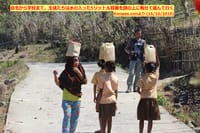 「学校のトイレを使用後洗浄の為に毎日5kmの距離を水を担いながら通学するフローレス島の小学生達の話」“Cerita Siswa-Siswi SD di Flores Pikul Air 5 Km Tiap Hari untuk Siram Toilet Sekolah“