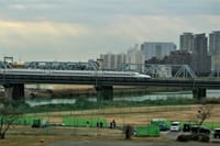 多摩川を渡る新幹線、下丸子公園の紅梅と菜の花、二子玉川駅からの夕景