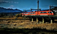 🚋 鉄橋を渡るロマンスカーと、🗻 とびっきりの富士山とのコラボ … ビューポイント！