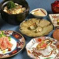 （愉快) 素材を活かした料理とうまい日本酒を集めた、本格和食の進化系