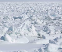 流氷の浮かぶ紋別沖のオホーツク海　2