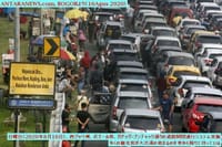 画像シリーズ188「ボゴール、プンチャックで大渋滞に巻き込まれている観光客」”Wisatawan terjebak kemacetan parah di Puncak Bogor”
