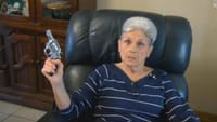 おばあちゃん、拳銃ぶっ放す in USA。