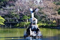 写真２枚は、日比谷公園のつららの鶴の噴水