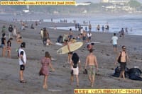 画像シリーズ134「観光客は、いまだに閉鎖されているビーチを訪れる」”Wisatawan tetap kunjungi pantai yang ditutup”