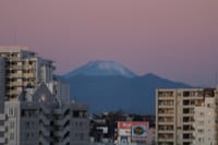 写真は、昨日の二子玉川駅からの富士山、日の出前の空と多摩川、日の入り