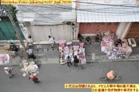 画像シリーズ131「小売店は閉鎖されるも、アセムカ朝市場の露天商は、その道端で我が物顔で商売をする」”Toko Ditutup, Pedagang Pasar Pagi Asemka Nekat Jualan di Pinggir Jalan”