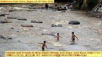 画像シリーズ278「遊び場の不足、子供たちはチリウン川の急流の中で遊ぶ」”Kurang Lahan Bermain, Anak-anak Main di Aliran Deras Sungai Ciliwung”
