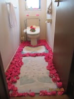 トイレを薔薇の花のカーペットで
