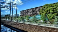 巨大なチョコレート　明治の看板　ＪＲ京都線より（２０２３年１０月２９日）