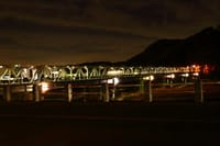 渡良瀬橋の橋脚の行燈が綺麗です（栃木県足利市）。