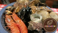 活き牡蠣や蛤、ムール貝など新鮮魚介のガンガン焼を激安で楽しみましょう♪