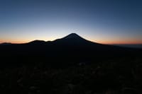 今年最後の山歩きは晴天の竜ヶ岳からのダイヤモンド富士！！