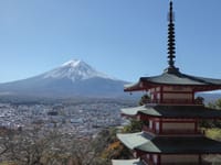 新倉山と紅葉の回廊　富士景色
