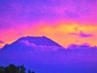 写真３枚は、夕暮れの富士山、新幹線のすれ違い、明治８年刻印の水準点