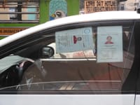 日本では見かけない、タクシーの窓に顔写真入りの何かが貼ってある。