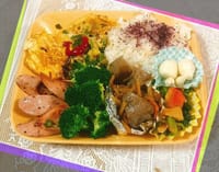 小田急狛江駅前の秋🍁　今日のお弁当〜変わり映えしない〜。カブの葉の炒め煮、魚肉ソーセージなど