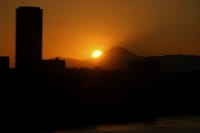 写真は、多摩川大橋からの日の入り、多摩川大橋からの富士山と南アルプス