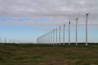 風力発電の風車が並んでいる海岸　稚内