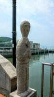 釜山の橋の欄干の石像