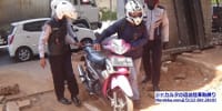 「南ジャカルタの違法駐車取締り、37台のバイクのタイヤバルブが引き抜かれ、露店商の手押し車5台が押収される」 ”Razia Parkir Liar di Jaksel, 37 Motor Dicabut Pentil dan 5 Gerobak PKL Diangkut”