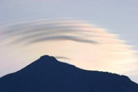 山の上の笠雲が彩雲　2