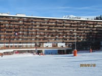 フランスプラニュースキー場、アパートの中をスキーコースが通り抜けている!!