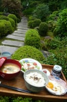 　手入れの済んだ庭で朝食をとりました。