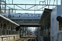 東海道新幹線と東急多摩川線の電車、早朝の富士山と東横線の電車、日の出の太陽
