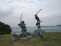 巌流島、決闘の像