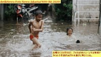 画像シリーズ231「ハン・レキル地区が氾濫し、子供達は水遊びと泳ぎに興じる」”Hang Lekir Kebanjiran, Anak-anak Asyik Main Air dan Berenang“