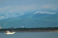 写真は、湘南の海と雲海、サーファー、新装なった片瀬江ノ島駅、クラゲ