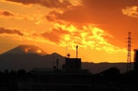写真３枚は、夕暮れの富士山、日の出前の空、多摩川土手から日の出を撮る