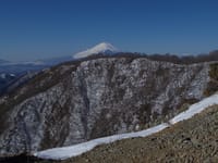 新雪踏んで丹沢塔ノ岳に登る