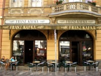 写真は、１０年前（５９歳のとき）のプラハにあるフランツ・カフカ　カフェです。