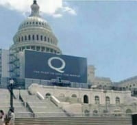 米国 国会議事堂前に【Q】の巨大なスクリーン出現