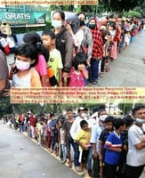 画像シリーズ691「チビノンで、何百人もの住民がタクジルを手に入れる為に行列に並ぶ」”Ratusan Warga Antre Mendapatkan Takjil di Cibinong”