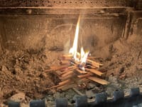 薪ストーブに火を入れる“夜のルーティン“