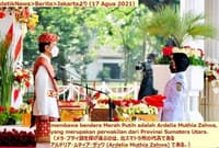 画像シリーズ445「ムルデカ宮殿で、インドネシア独立記念日の式典中に国旗（メラ・プティ：赤・白）を掲揚する時の証人たち」”Detik-detik Pengibaran Bendera Merah Putih Saat Upacara HUT RI di Istana”