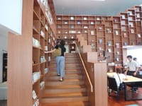 新たな形態の図書館には推薦人一押し図書が並びアカデミック【まちライブラリー】