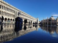 ヴェネツィアのサンマルコ広場は水没
