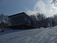 ☆ 昨日のスキー場は、曇り空の降雪無の硬いバーンでした！