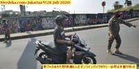 「オンラインバイクタクシー・ドライバーはマスクの未着用を注意されて市警察署員に怒りを露にする」”Driver Ojol Marahi Petugas Satpol PP Saat Ditegur Tak Pakai Masker”