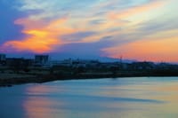 写真は、多摩川大橋からの夕暮れの富士山、青空とサンシュユ、今朝の満月
