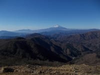 丹沢塔ノ岳山頂から富士山と南アルプスの眺望を楽しむ