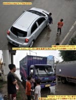 画像シリーズ63「交通量の多い道路（幹線道路）で自動車のガラス窓の清掃に、のたくり回る子供達」”Geliat Anak-Anak Pembersih Kaca Mobil di Jalan Raya”