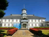 松本城の北に移築された「旧開智学校校舎」、「旧司祭館」（松本）