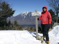雪少ないが凍り付く 社山・半月山 (2021.02.20)